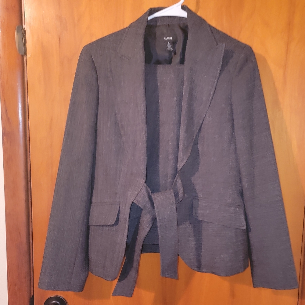 Alfani Woman's 2-Piece Pant Suit Size:8 Charcoal